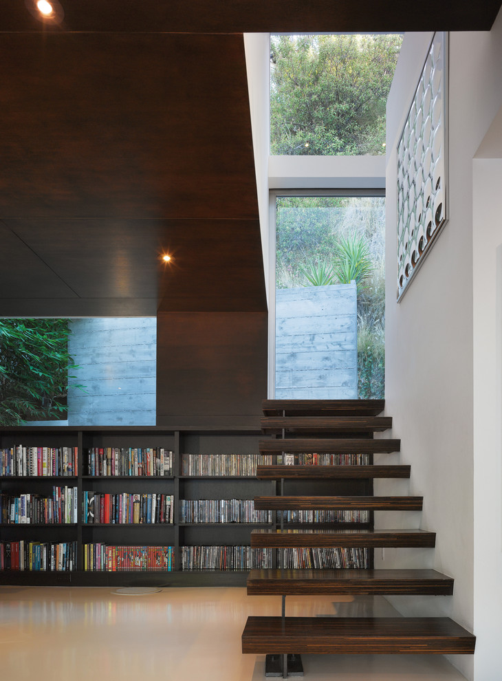 Ejemplo de escalera suspendida minimalista pequeña sin contrahuella con escalones de madera