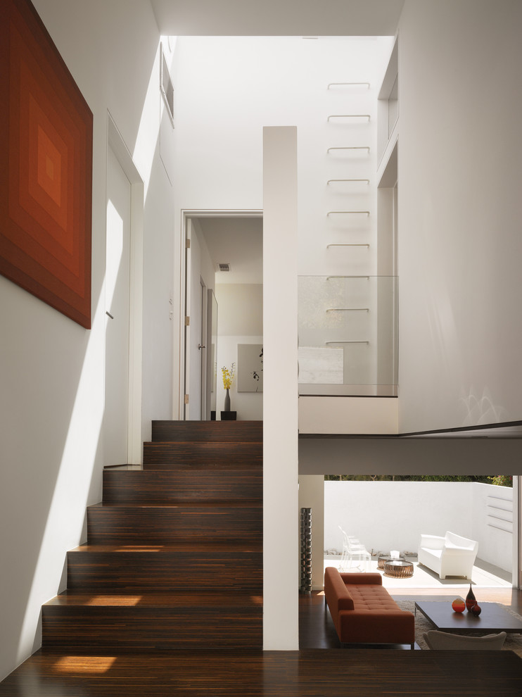 Foto de escalera en U minimalista pequeña con escalones de madera y contrahuellas de madera