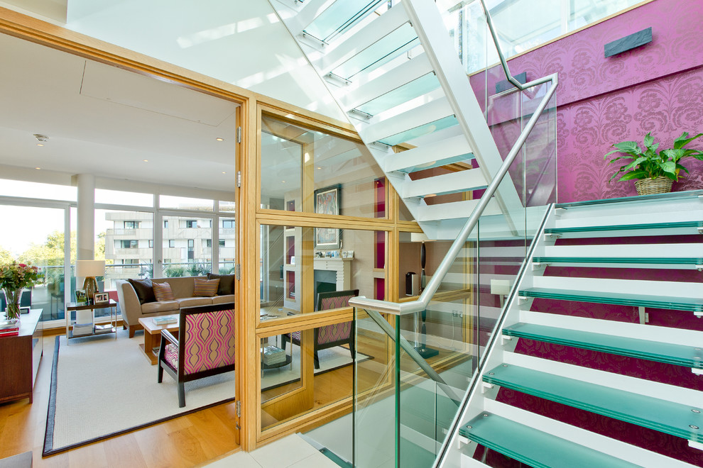 Moderne Treppe mit offenen Setzstufen in London