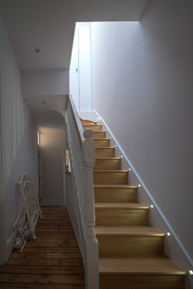 Идея дизайна: изогнутая деревянная лестница среднего размера в викторианском стиле с деревянными ступенями