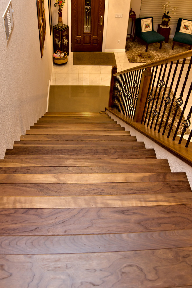 Imagen de escalera en L actual de tamaño medio con escalones de madera y contrahuellas de madera