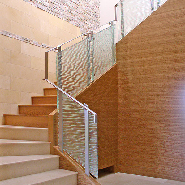Aménagement d'un escalier contemporain en U de taille moyenne avec des marches en bois, des contremarches en bois et un garde-corps en métal.