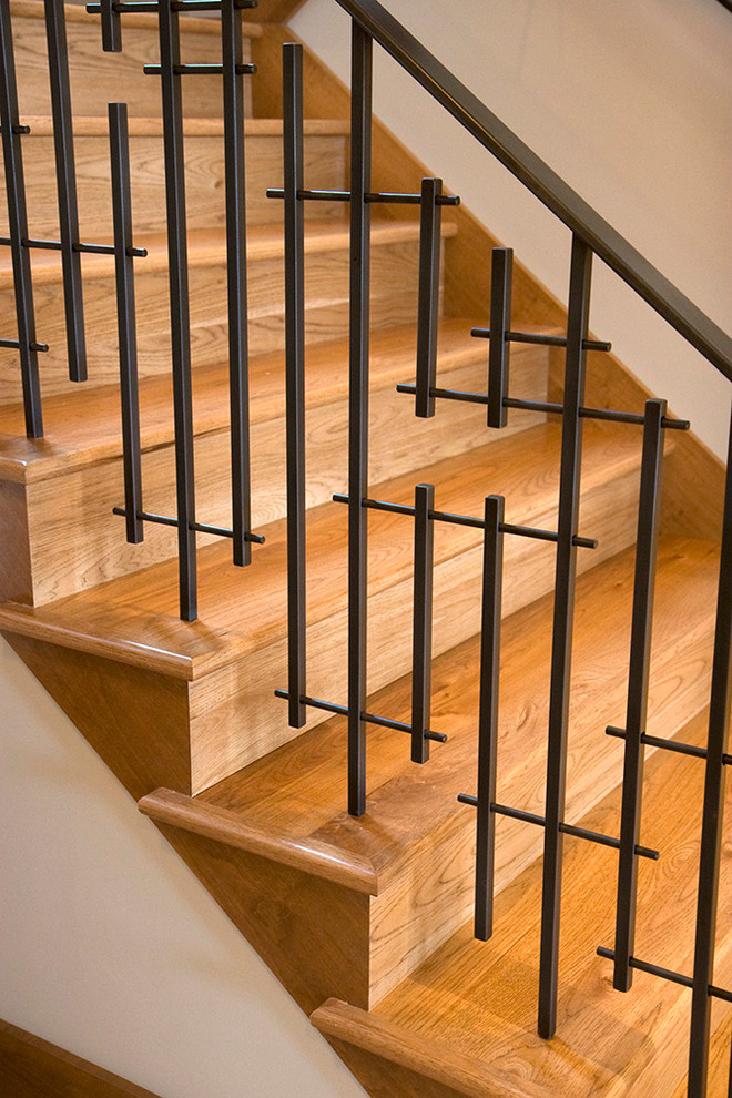 Modelo de escalera en L actual grande con escalones de madera y contrahuellas de madera