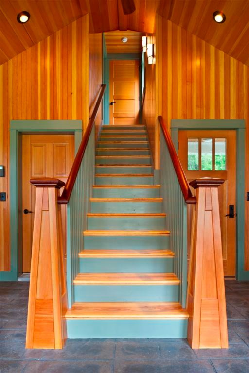 Foto de escalera recta clásica de tamaño medio con escalones de madera y contrahuellas de madera pintada