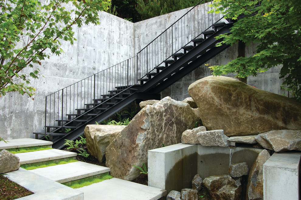 Moderne Treppe mit offenen Setzstufen in Seattle