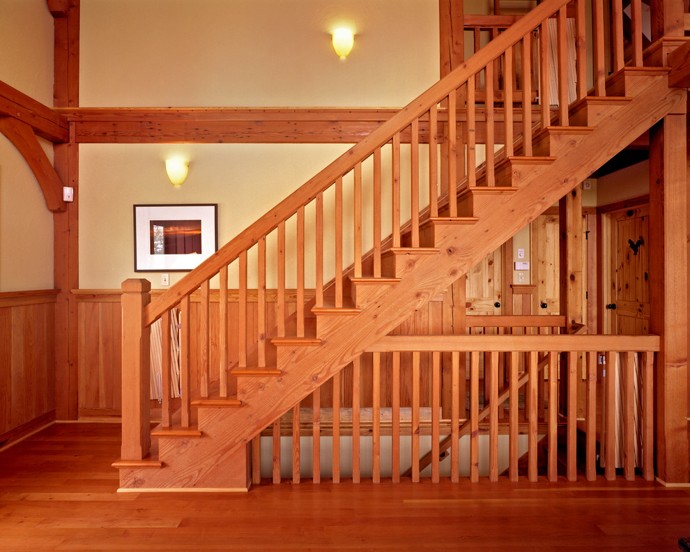 Пример оригинального дизайна: большая прямая деревянная лестница в стиле кантри с деревянными ступенями