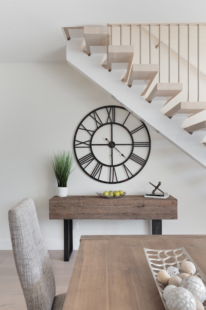 Modelo de escalera suspendida minimalista de tamaño medio con escalones de madera