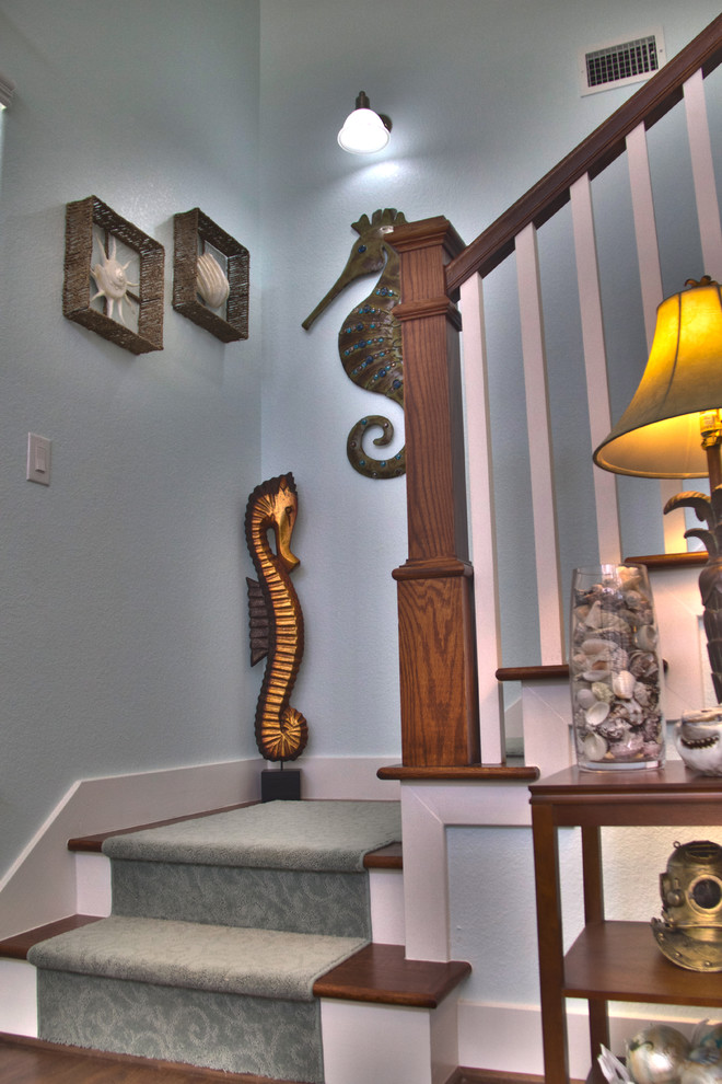 Пример оригинального дизайна: угловая лестница среднего размера в морском стиле с крашенными деревянными подступенками и деревянными ступенями