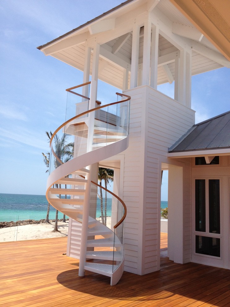 Moderne Treppe mit offenen Setzstufen in Miami