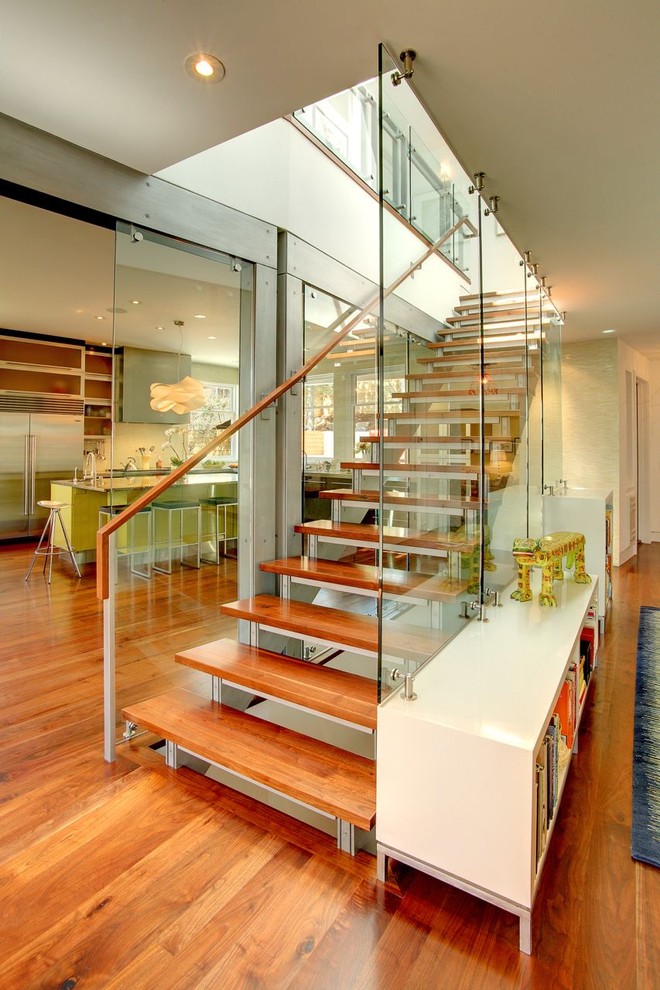 Inspiration pour un escalier sans contremarche droit design avec des marches en bois.