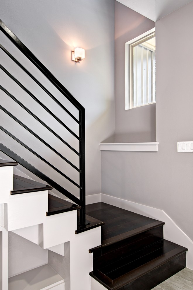 Réalisation d'un petit escalier design en L avec des marches en bois et des contremarches en bois.