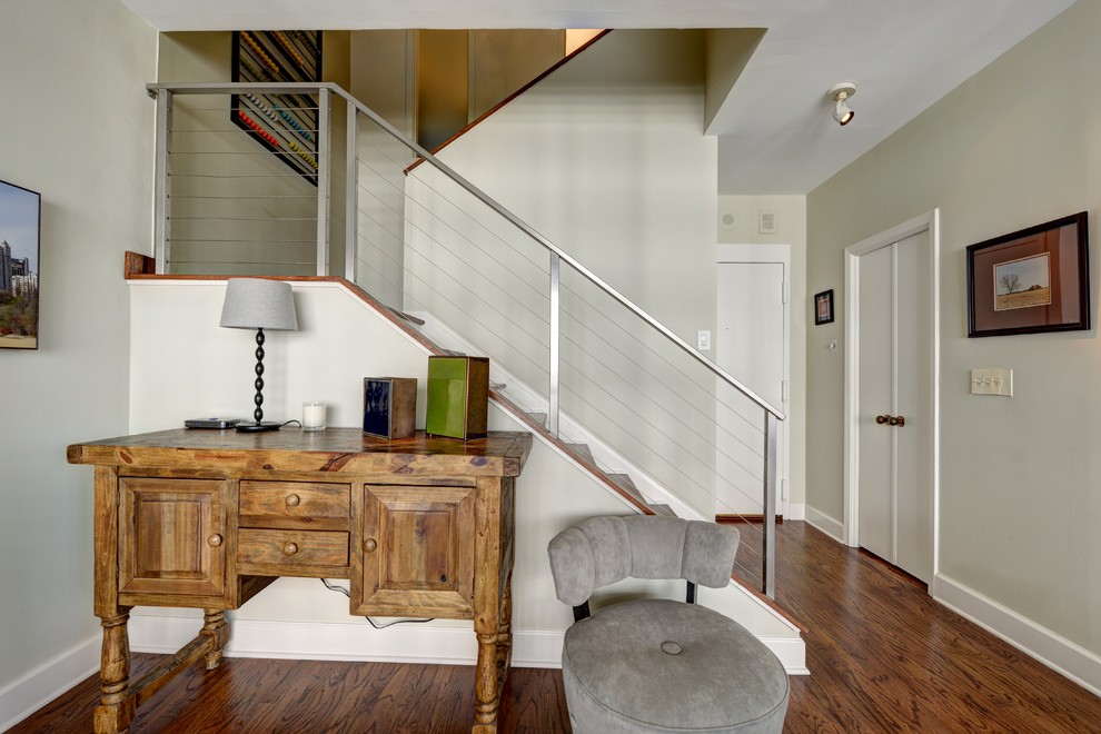 Ejemplo de escalera en U contemporánea con escalones de madera y contrahuellas de madera pintada