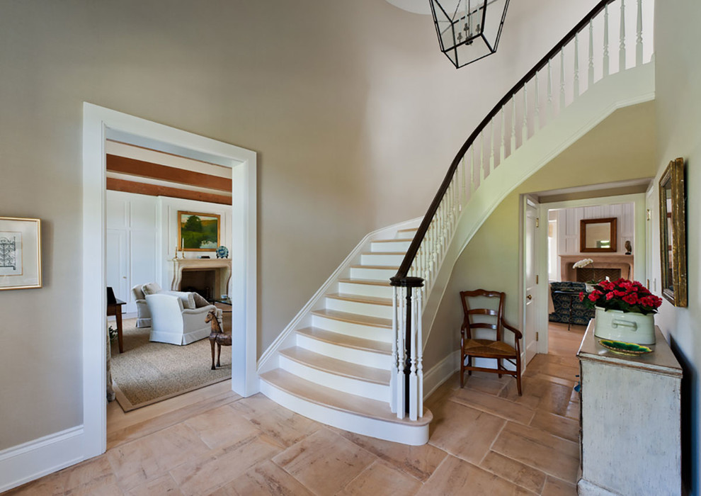 Источник вдохновения для домашнего уюта: изогнутая лестница среднего размера в классическом стиле с крашенными деревянными ступенями и крашенными деревянными подступенками