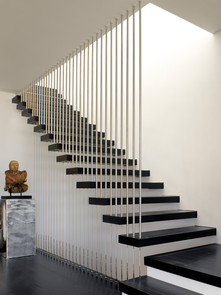 Пример оригинального дизайна: лестница на больцах в стиле модернизм