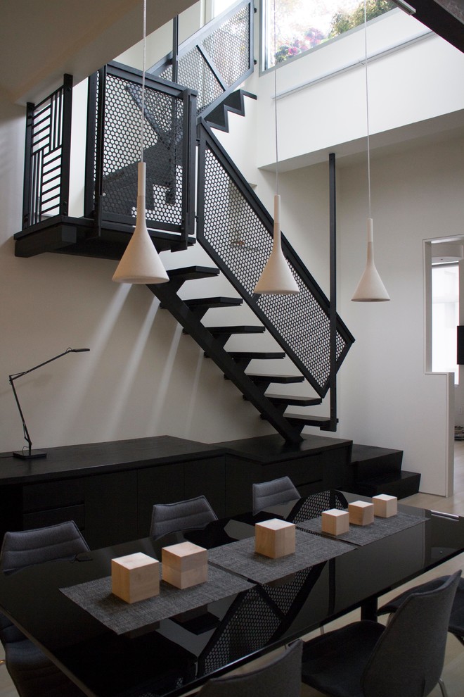 Свежая идея для дизайна: прямая металлическая лестница среднего размера в современном стиле с деревянными ступенями - отличное фото интерьера