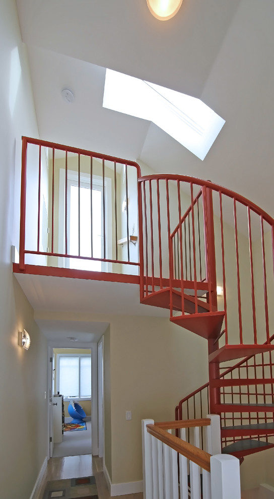 На фото: винтовая металлическая лестница среднего размера в стиле неоклассика (современная классика) с металлическими ступенями с