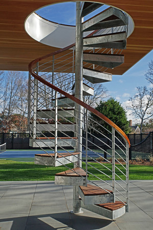 Идея дизайна: большая винтовая лестница в современном стиле с деревянными ступенями без подступенок