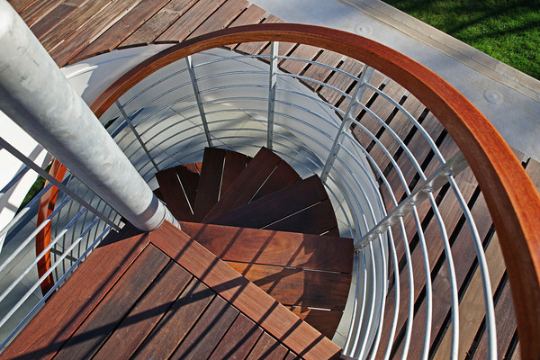 Inredning av en modern mellanstor spiraltrappa i trä, med öppna sättsteg