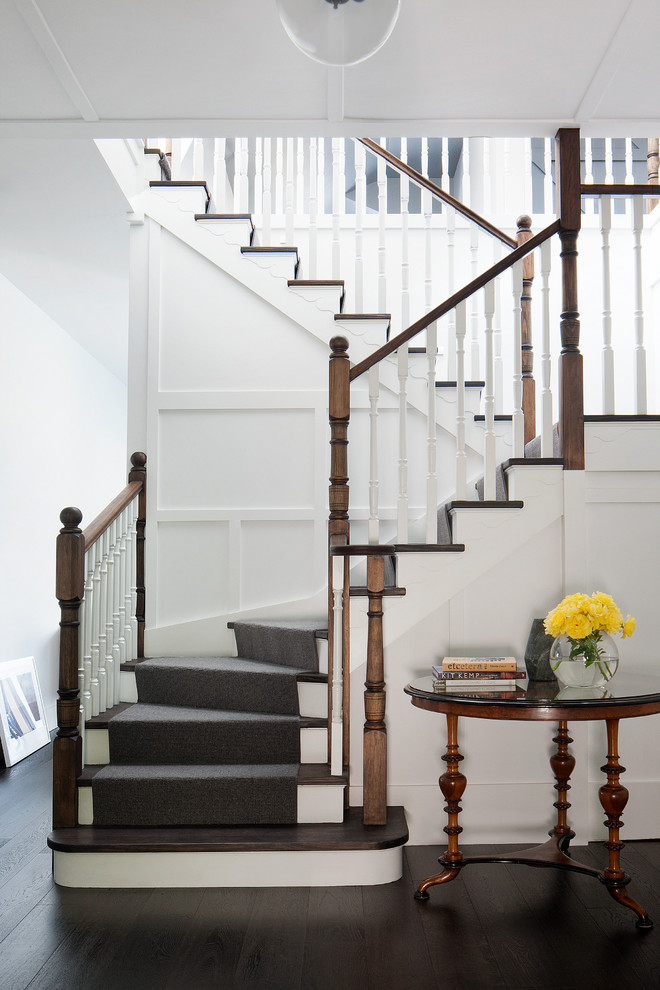 Cette photo montre un escalier chic de taille moyenne avec des marches en bois.