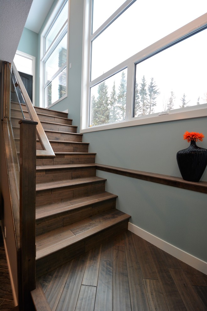 Mittelgroße Klassische Treppe in L-Form mit Holz-Setzstufen in Calgary