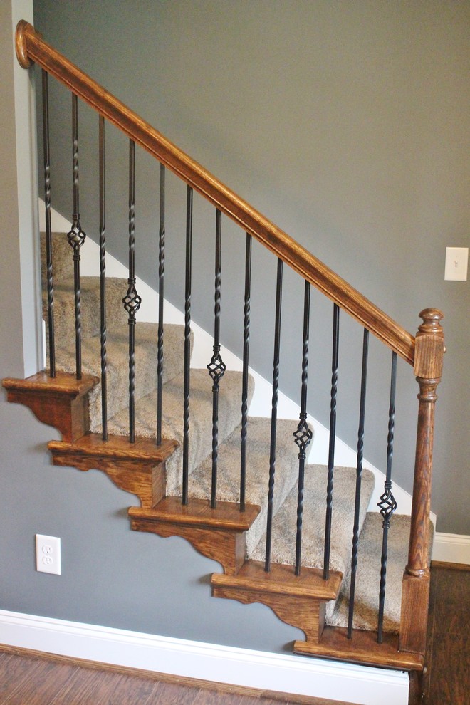 Imagen de escalera recta de tamaño medio con escalones enmoquetados y contrahuellas enmoquetadas