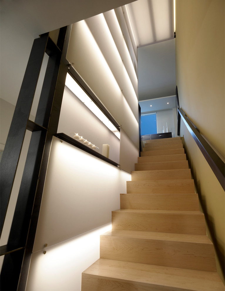 Idée de décoration pour un escalier design avec des marches en bois, des contremarches en bois et éclairage.
