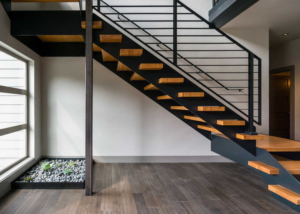 Imagen de escalera suspendida minimalista grande sin contrahuella con escalones de madera