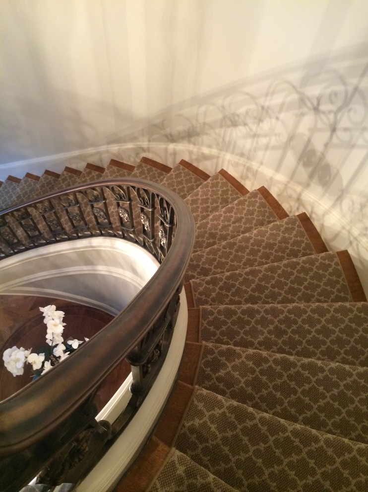 Свежая идея для дизайна: большая изогнутая лестница в классическом стиле с деревянными ступенями - отличное фото интерьера