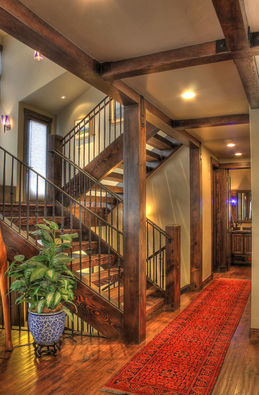 Cette image montre un grand escalier sans contremarche chalet avec des marches en bois.