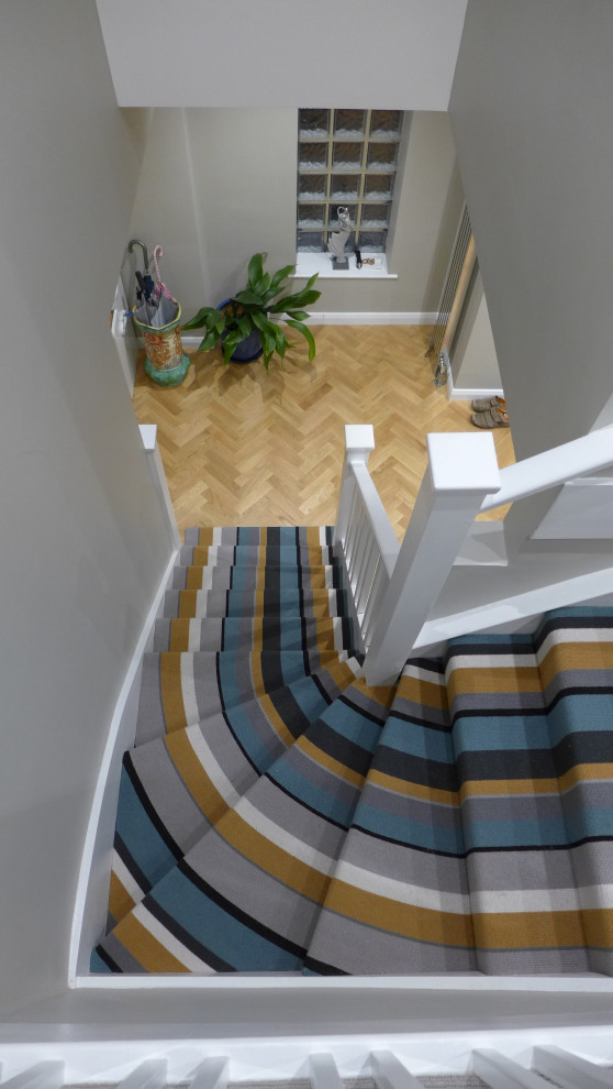 Mittelgroßes Modernes Treppengeländer Holz in L-Form mit Teppich-Treppenstufen, Teppich-Setzstufen und Tapetenwänden in Wiltshire