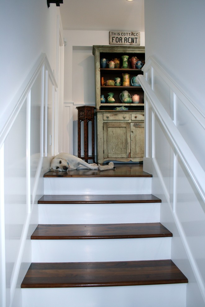 Стильный дизайн: лестница в классическом стиле с деревянными ступенями - последний тренд