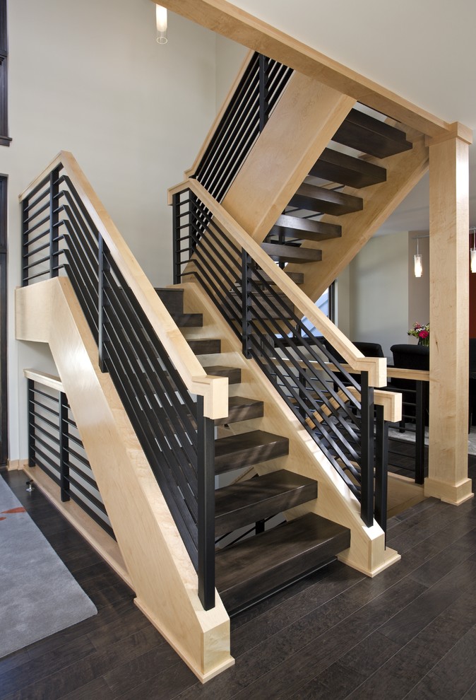 Diseño de escalera suspendida actual grande con escalones de madera