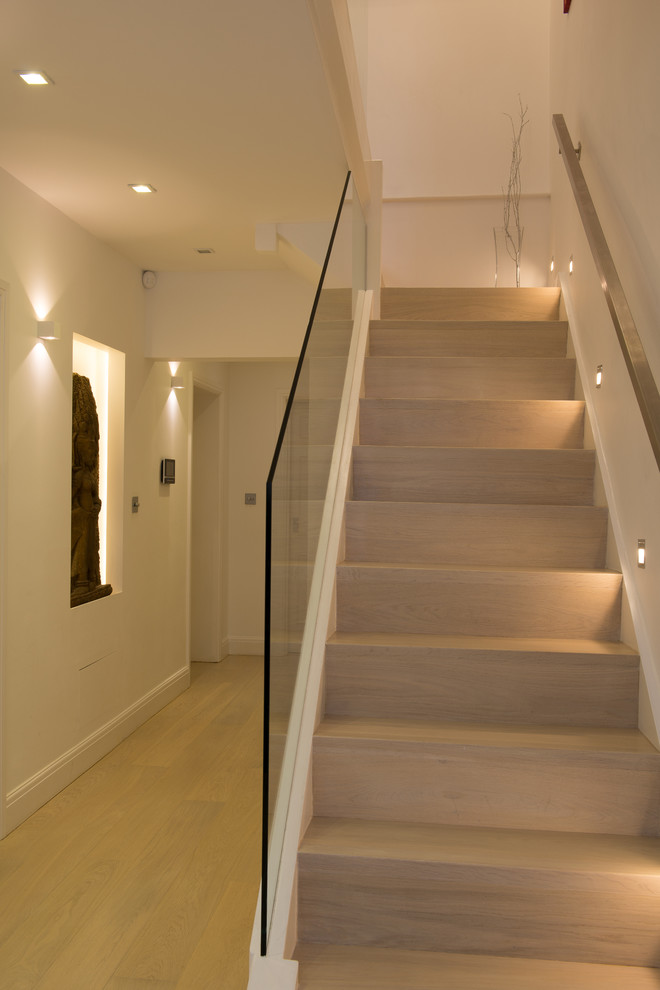 Идея дизайна: прямая деревянная лестница в стиле модернизм с деревянными ступенями