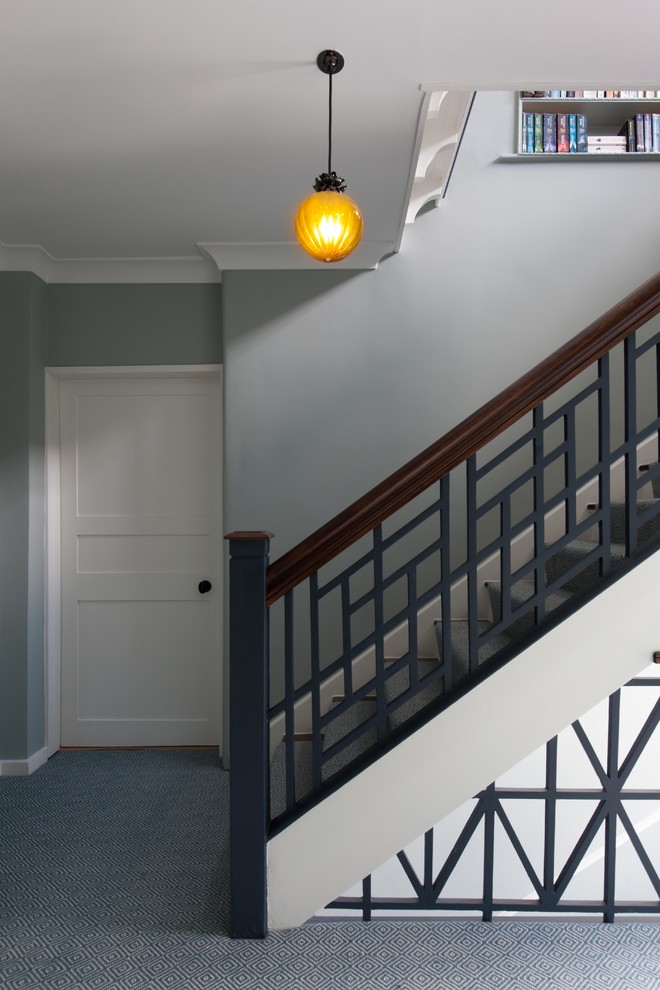 Exemple d'un petit escalier peint courbe tendance avec des marches en bois et un garde-corps en bois.