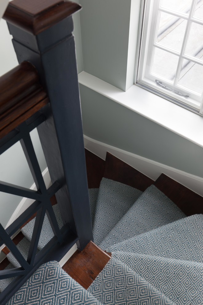 Imagen de escalera curva contemporánea pequeña con escalones de madera, contrahuellas de madera pintada y barandilla de madera
