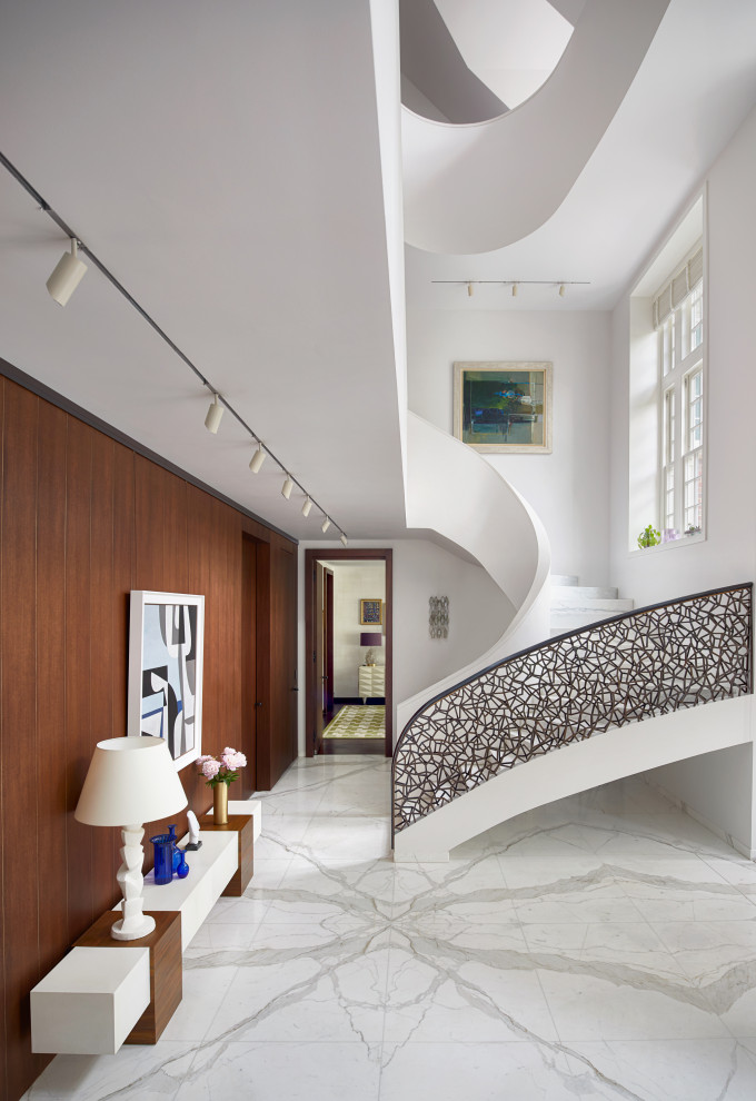 Идея дизайна: изогнутая лестница в современном стиле с металлическими перилами