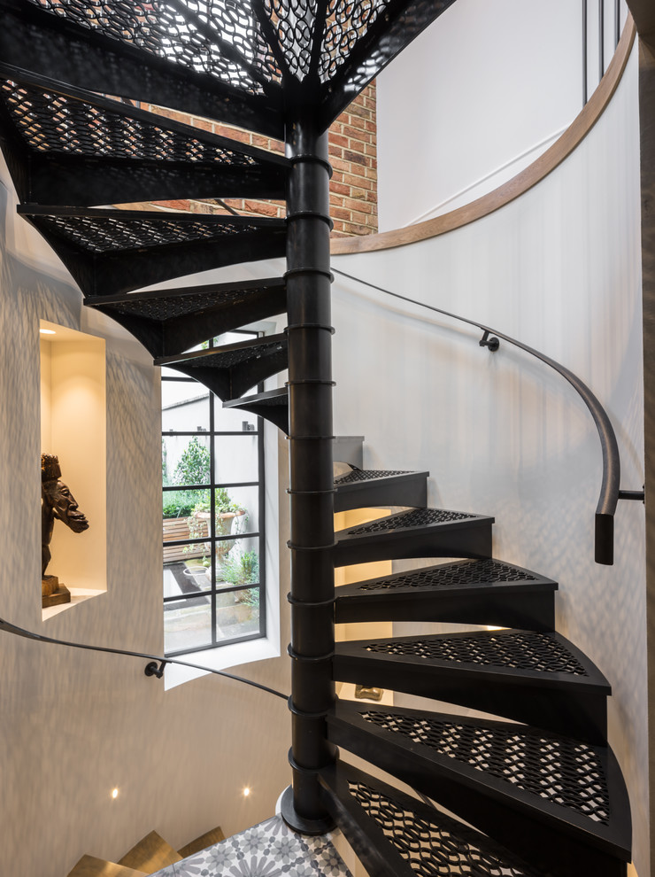 ロンドンにある小さなトラディショナルスタイルのおしゃれならせん階段 (金属の蹴込み板) の写真
