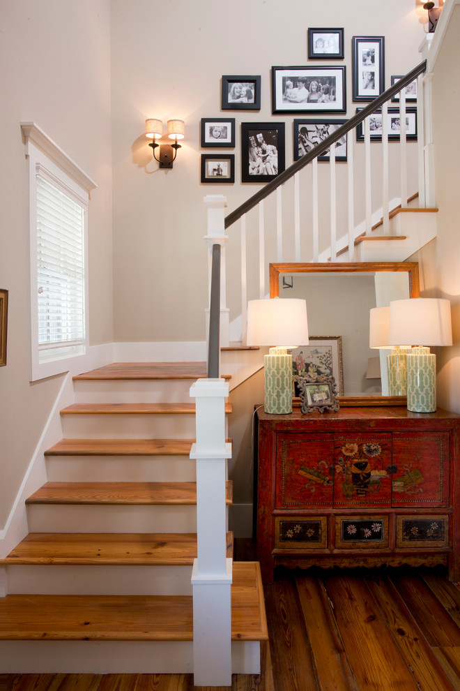 Ejemplo de escalera en U campestre de tamaño medio con escalones de madera y contrahuellas de madera pintada