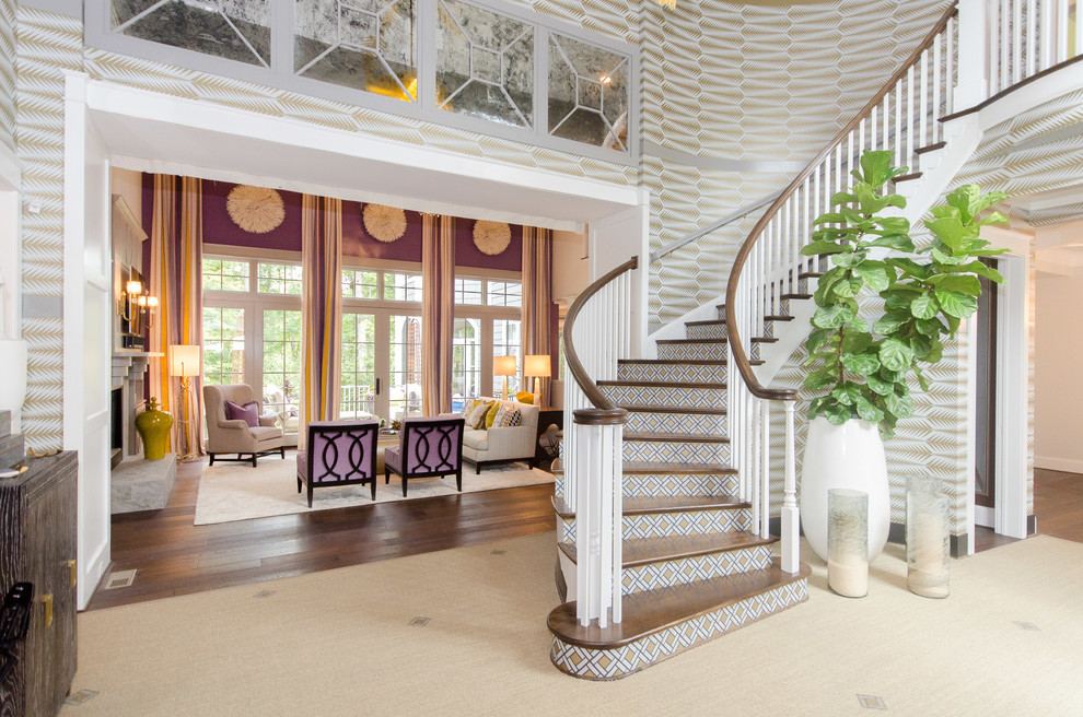 Стильный дизайн: изогнутая лестница среднего размера в стиле неоклассика (современная классика) с деревянными ступенями - последний тренд