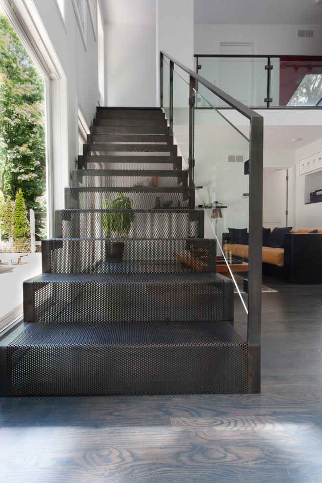 На фото: прямая металлическая лестница среднего размера в современном стиле с металлическими ступенями с