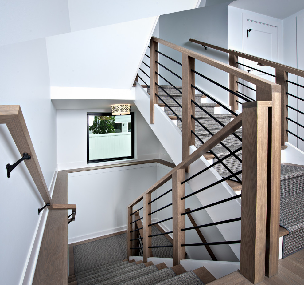Landhausstil Treppe mit Teppich-Treppenstufen und Mix-Geländer in Chicago