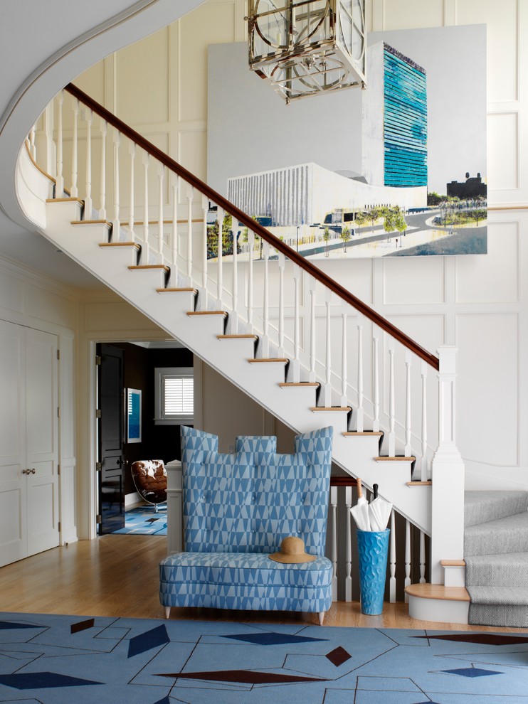 Foto de escalera curva contemporánea con escalones de madera