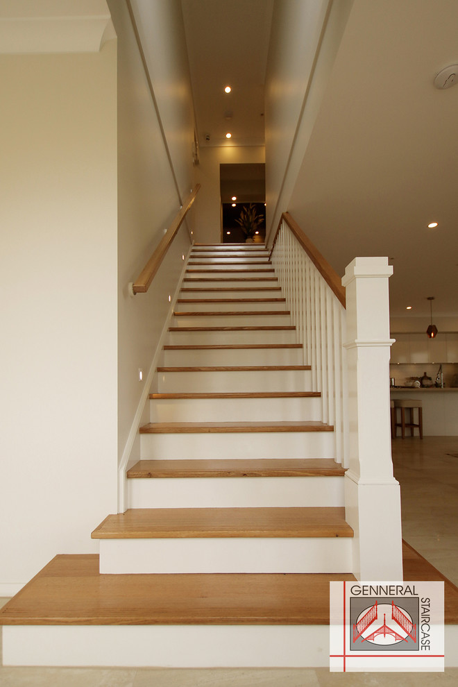 Aménagement d'un petit escalier droit bord de mer avec des marches en bois et des contremarches en bois.