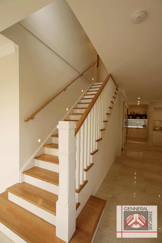 Inspiration pour un petit escalier droit marin avec des marches en bois, des contremarches en bois et éclairage.