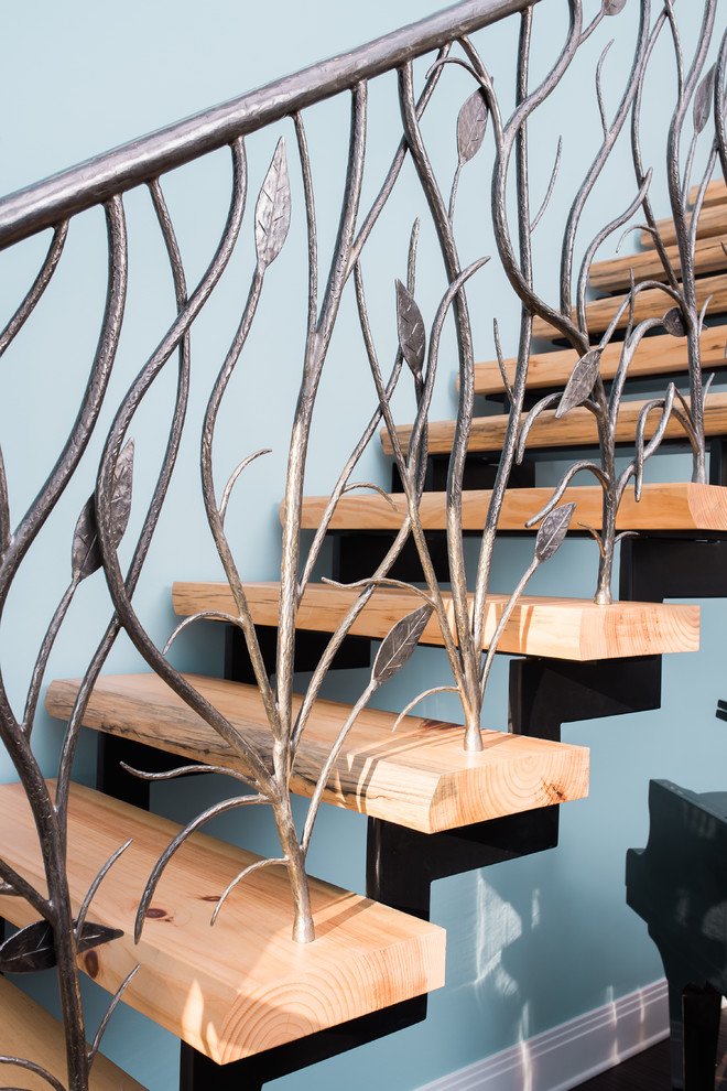 クリーブランドにあるラグジュアリーな広いラスティックスタイルのおしゃれな階段の写真