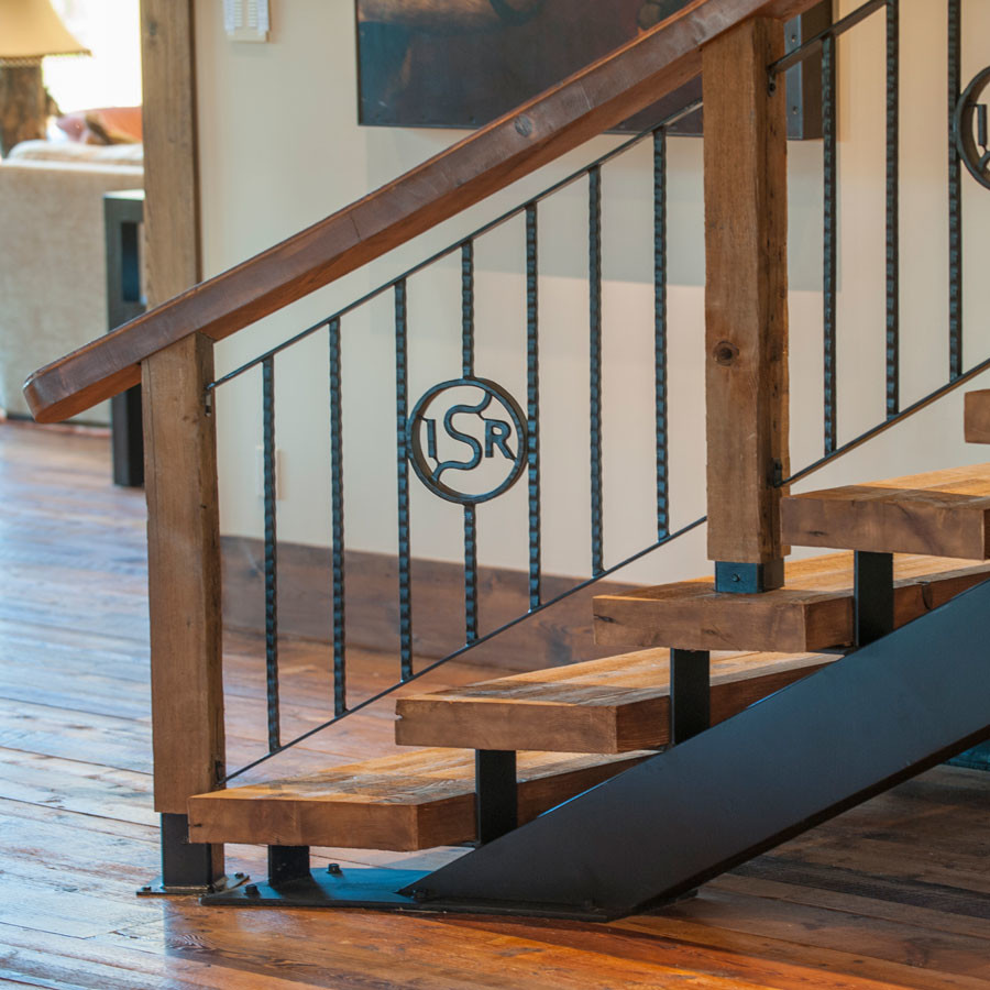 Inspiration pour un escalier sans contremarche droit rustique de taille moyenne avec des marches en bois.