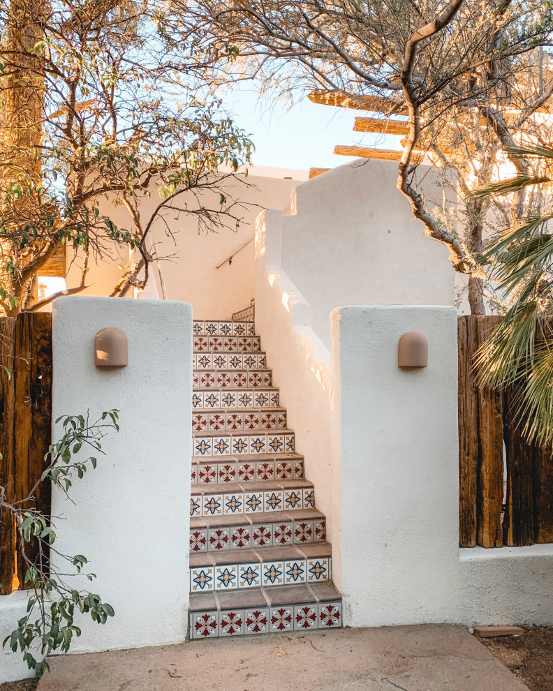Große Mediterrane Treppe in L-Form mit gefliesten Setzstufen in Phoenix