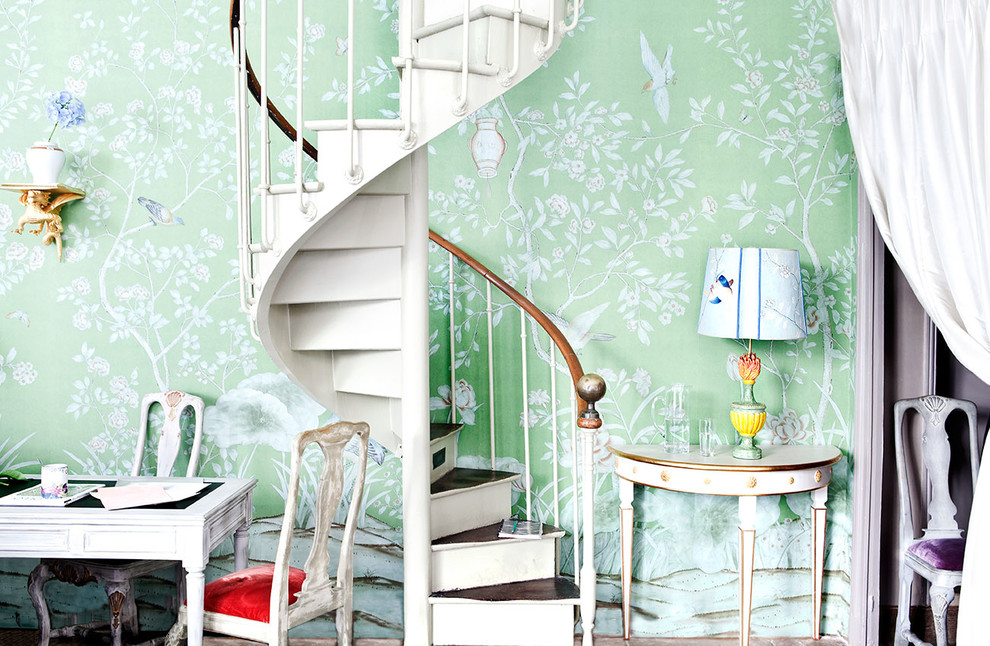Inspiration pour un petit escalier peint hélicoïdal style shabby chic avec des marches en bois.