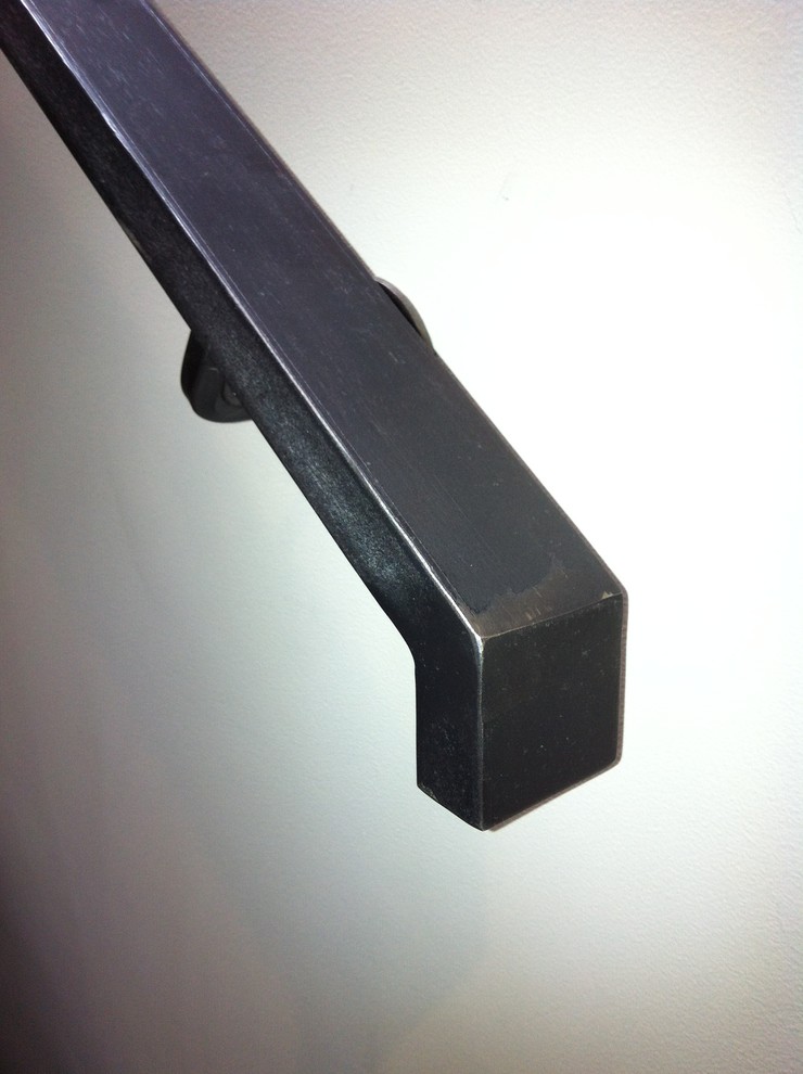 Foto de escalera suspendida bohemia pequeña con escalones de madera y contrahuellas de metal