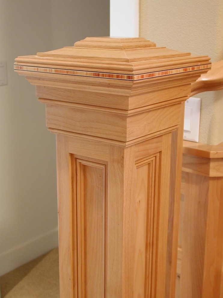 Пример оригинального дизайна: п-образная деревянная лестница среднего размера в классическом стиле с деревянными ступенями и деревянными перилами
